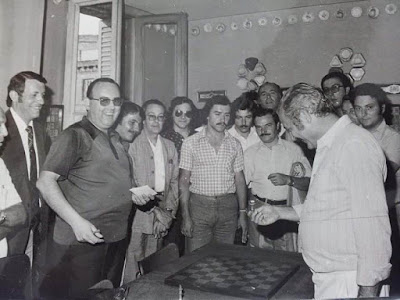Mirando piezas de ajedrez en el VIII Campeonato de Ajedrez de Educación y Descanso 1956 (2)