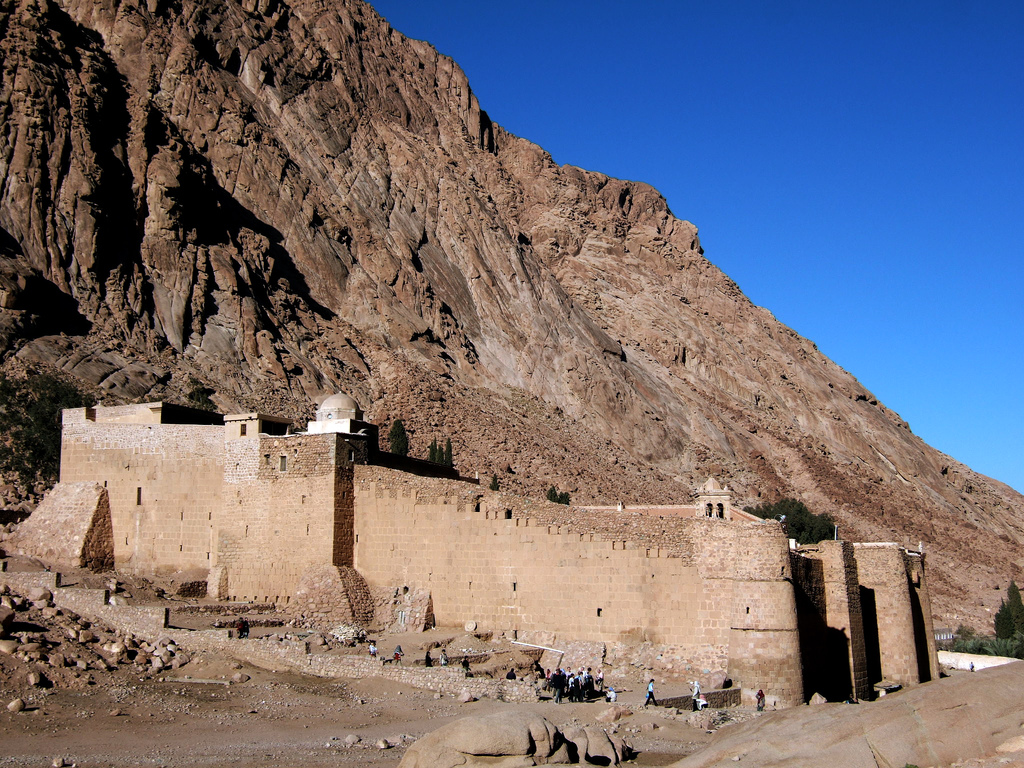 http://4.bp.blogspot.com/-GsBVZk4i2YE/TgJhV0ZiDAI/AAAAAAAAAhM/T4mgeJ_fSWY/s1600/View+from+outside+the+heavily+fortified+walls+of+St.+Catherine%2527s+Monastery.jpg