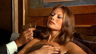 maud-adams-golden-gun-005.jpg