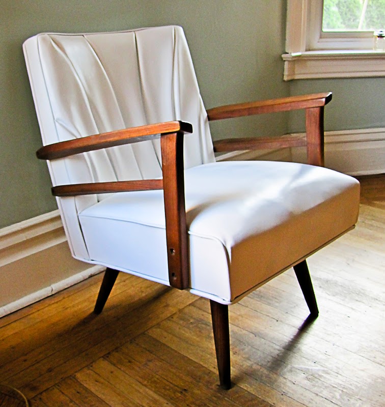 Reposhture Studio: 5 minute makeover - Spray paint a vinyl chair!