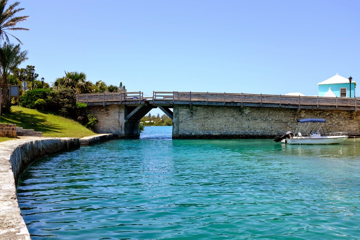 The Canadian Loon West End Bermuda