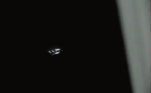 El OVNI bizarro que volaba escoltando a un avión sobre Illinois 20130106+ufopolis+ovni+ufo+avion++02