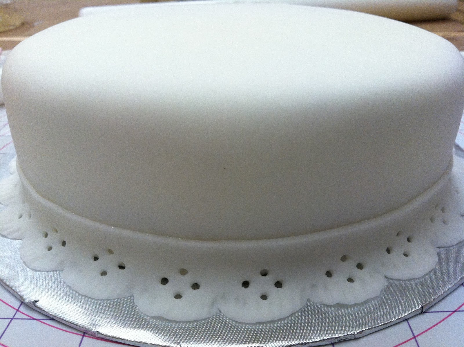 The Iced Queen Fondant Border with Ruffles & Eyelets