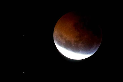 El planeta Tierra contemplará cuatro eclipses durante el 2014 (Caracas, 30 de diciembre. AVN) – La agencia aeroespacial de Estados Unidos (NASA, por su sigla en inglés) informó que el próximo año los habitantes de la tierra podrán disfrutar de dos eclipses lunares y dos solares. El primer eclipse total de luna ocurrirá el 15 de abril, tendrá una duración de 78 minutos y podrá ser presenciado totalmente en América del Sur y América del Norte, y parcialmente en Europa y África, según un comunicado de la NASA divulgado el pasado jueves y referido en el portal Web de Telesur. El segundo fenómeno será un eclipse anular de Sol