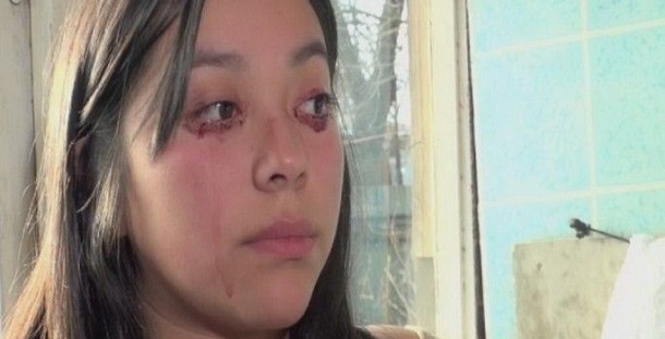 Mulher chilena chora sangue
