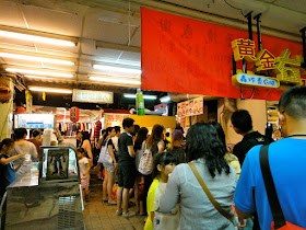 Queue for egg roll at Raohe Night Market Taipei