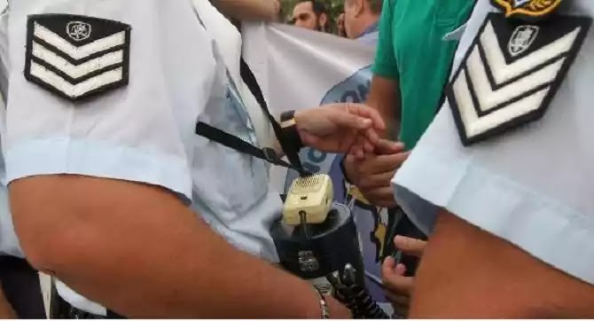 Ηράκλειο: Αστυνομικοί πληρώνουν από την τσέπη τους για αλεξίσφαιρα γιλέκα, όπλα, στολές Ηράκλειο: Αστυνομικοί πληρώνουν από την τσέπη τους για αλεξίσφαιρα γιλέκα, όπλα, στολές