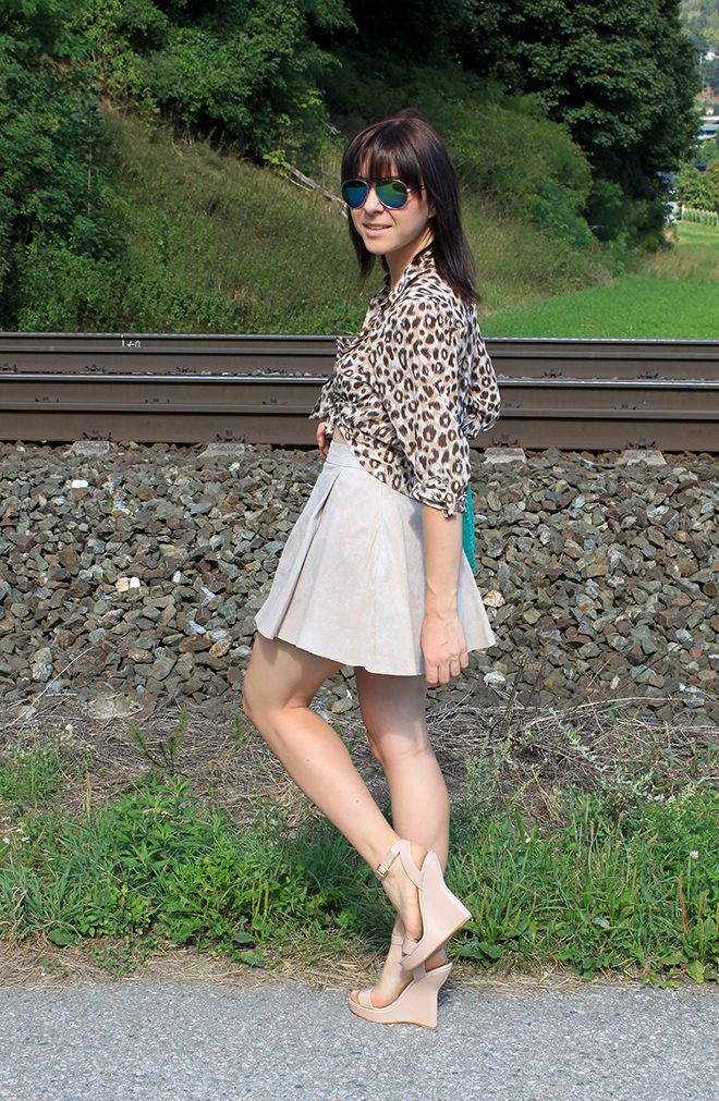 outfit_Trend_veloursleder_rock_H&Mtrend_cropped_bauchfrei_leopard_zara_tuerkis