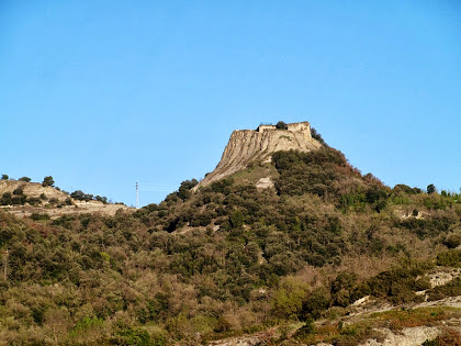 El Castell d'Orís des de l'accés al pont de sobre la C-17 El Castell d'Orís des de l'accés al pont de sobre la C-17