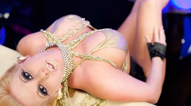 http://beritaunik75.blogspot.com/2014/09/mantan-pesepakbola-jadi-aktris-porno.html