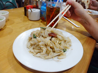 kwetiau_kwetiaw_apeng_medan_culinary_explore_surabaya_hastag_kekinian_the_hungry_doctor_merly_inijie_jack_magnifico_mie_enak