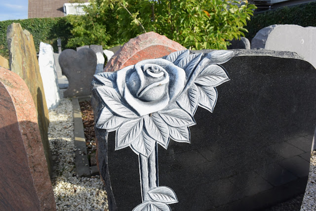 Grafsteen met uitgehakte roos