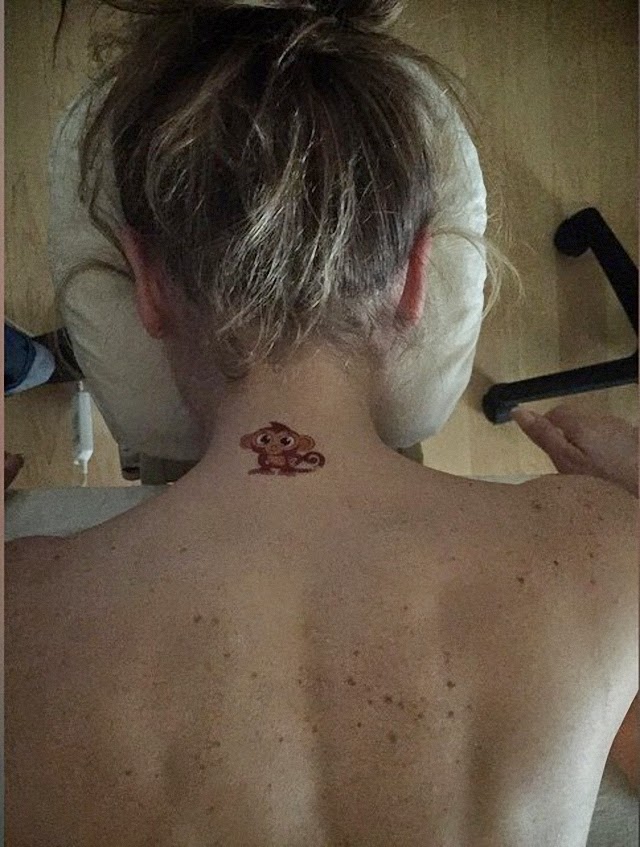 Topless de Thalia mostrando un nuevo tatuaje Topless de Thalia mostrando un nuevo tatuaje