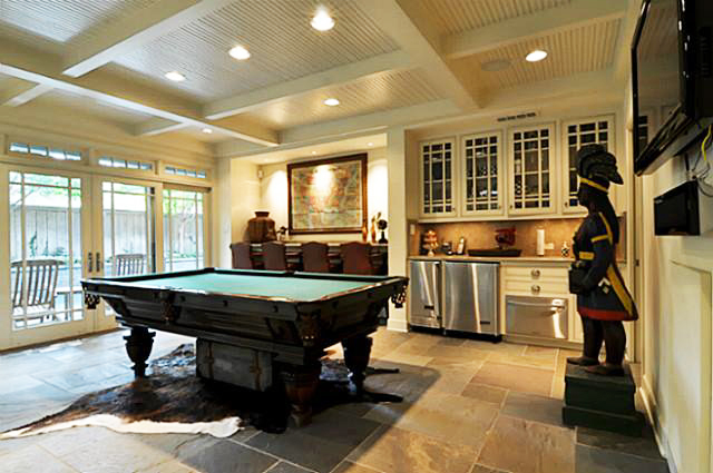 Pool Table In Side A Smal Room Pool Table In Side A Smal Room