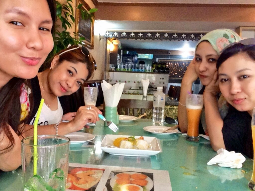Copyright © 2014 Shea Sonia (@SheaSonia) ALL RIGHTS RESERVED Happy faces at Usman Thai Muslim Food