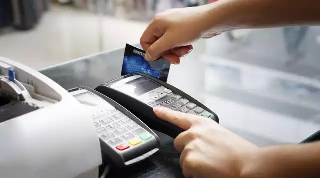 Μπάχαλο με τις πληρωμές με πλαστικό χρήμα Μπάχαλο με τις πληρωμές με πλαστικό χρήμα