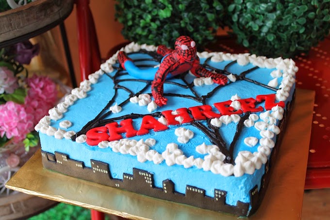 Spiderman figurine cake
