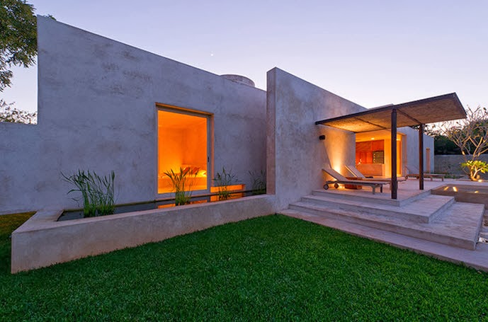 Diseño de moderna casa hacienda con paredes hormigón blanco | Construye