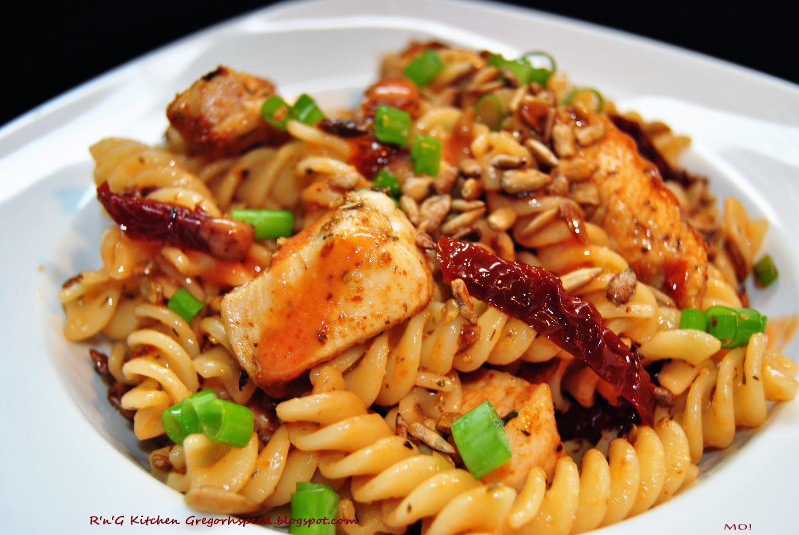 R'n'G Kitchen Makaron z kurczakiem