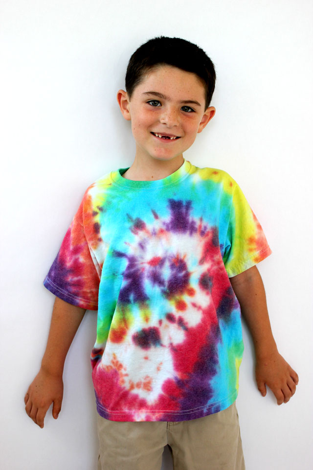 Tips for Tie Dying with Kids #kidscraft #kidsactivity #kids #summer #crafts #diy