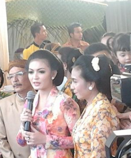 Foto Selvi Ananda Cantik Pakai Kebaya Foto Selvi Ananda Cantik Pakai Kebaya