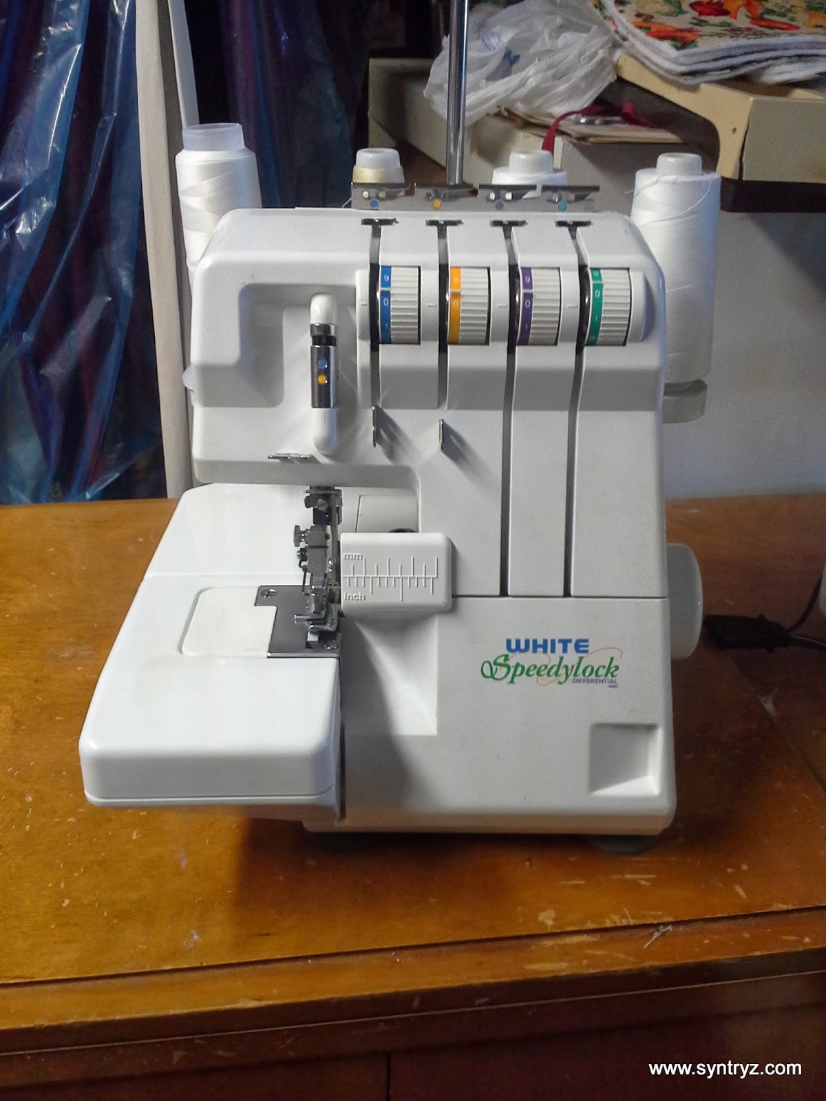 SYNTRYZ Stitches Cleaning a White Speedylock 1600 Serger