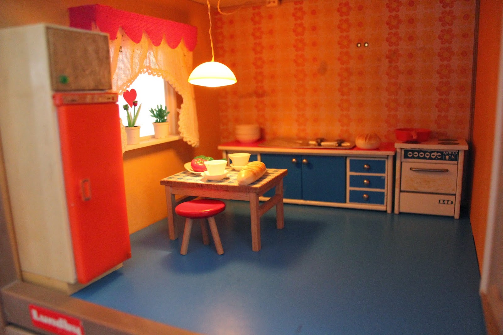Yvonnes dockskåpsblogg: mars 2014