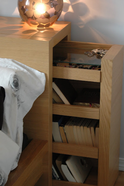 Ã¥pent hus: dryss av nattbord