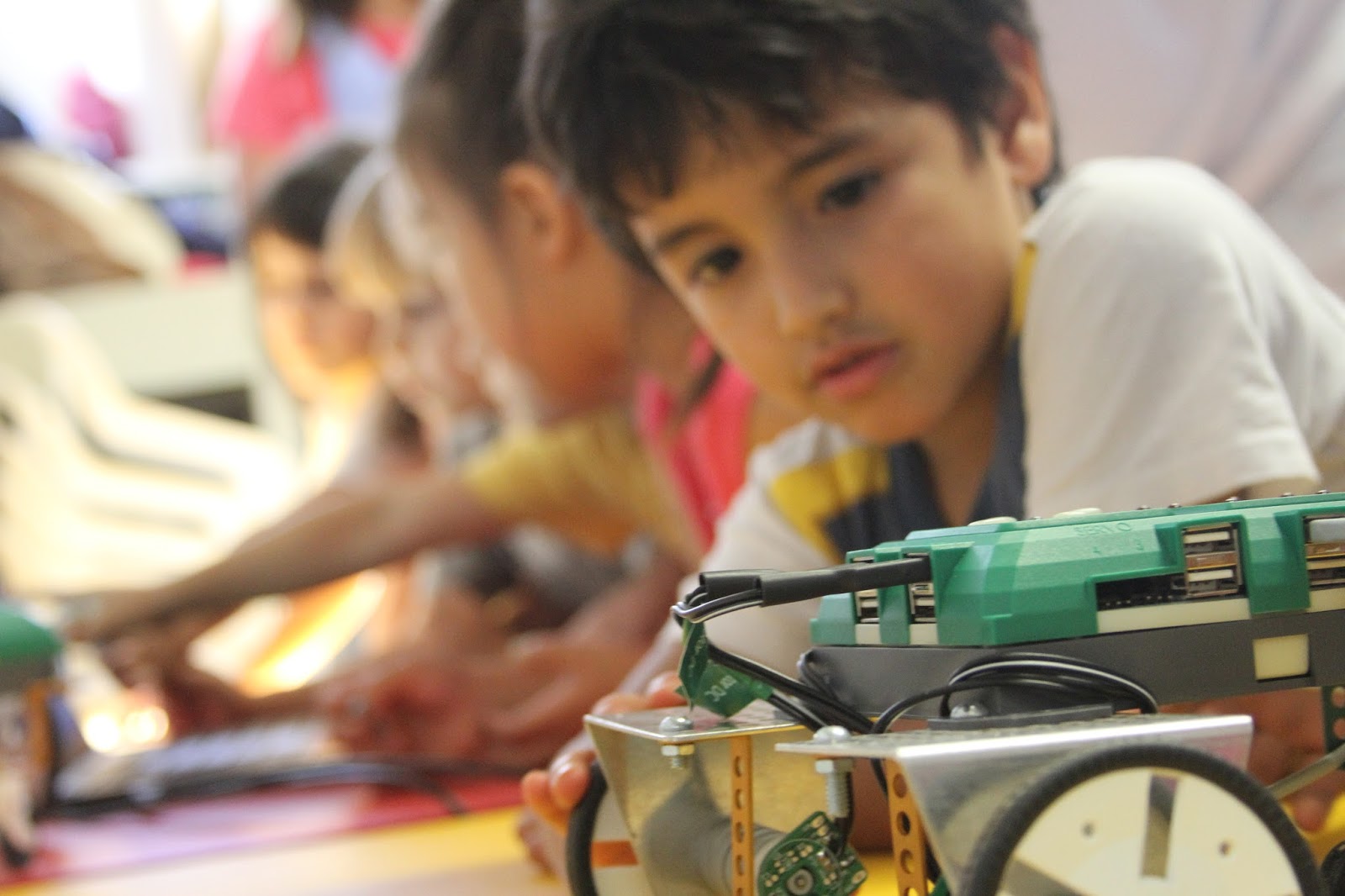 Crianças Com O Jogo Da Invenção Na Escola Da Robótica Foto de