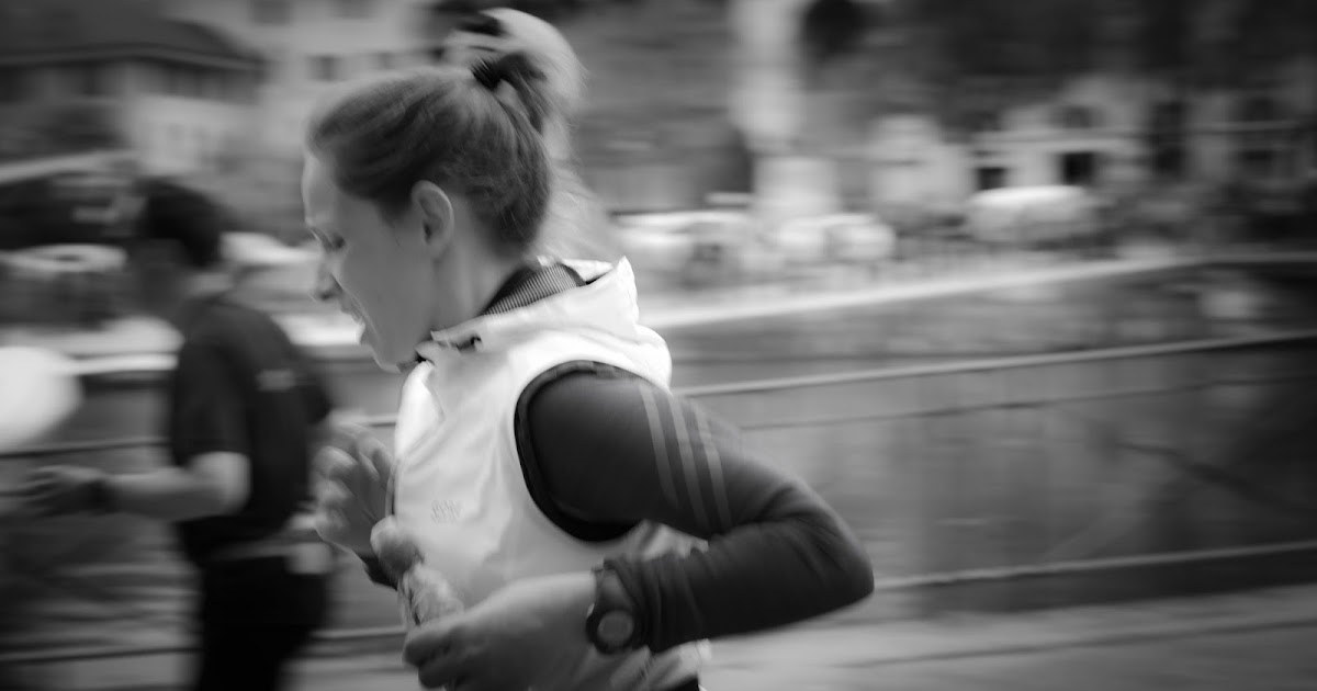 la fille aux baskets roses