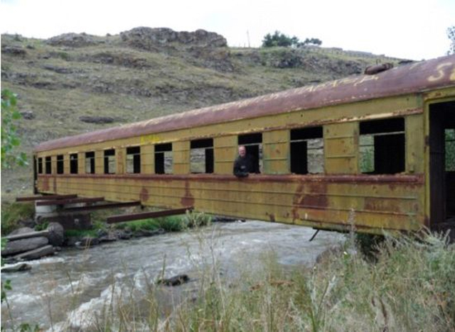 Vagão de trem é usado como ponte em ex-URSS