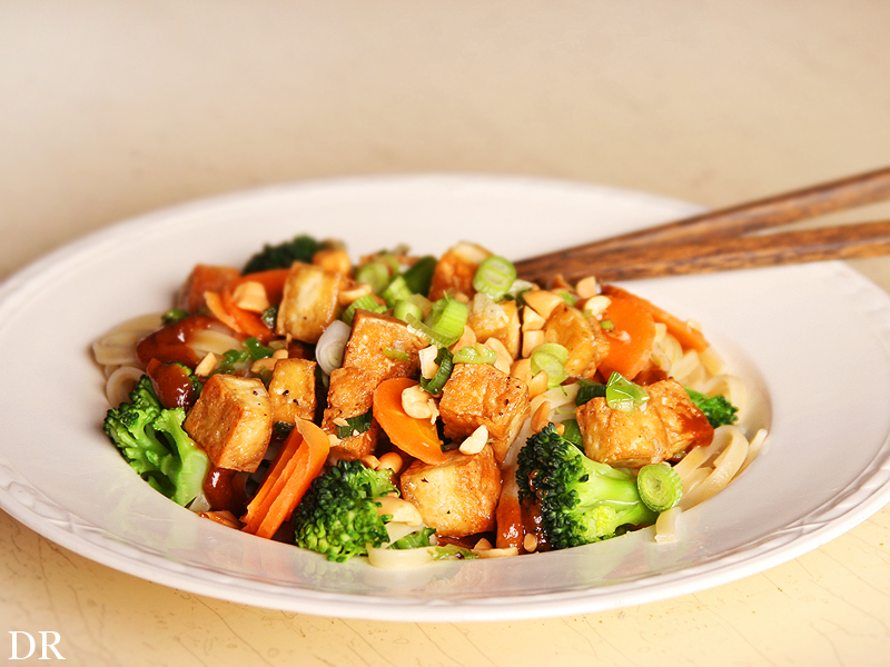 Spicy pindahoisin noodles met tofu en broccoli Plantaardigheidjes