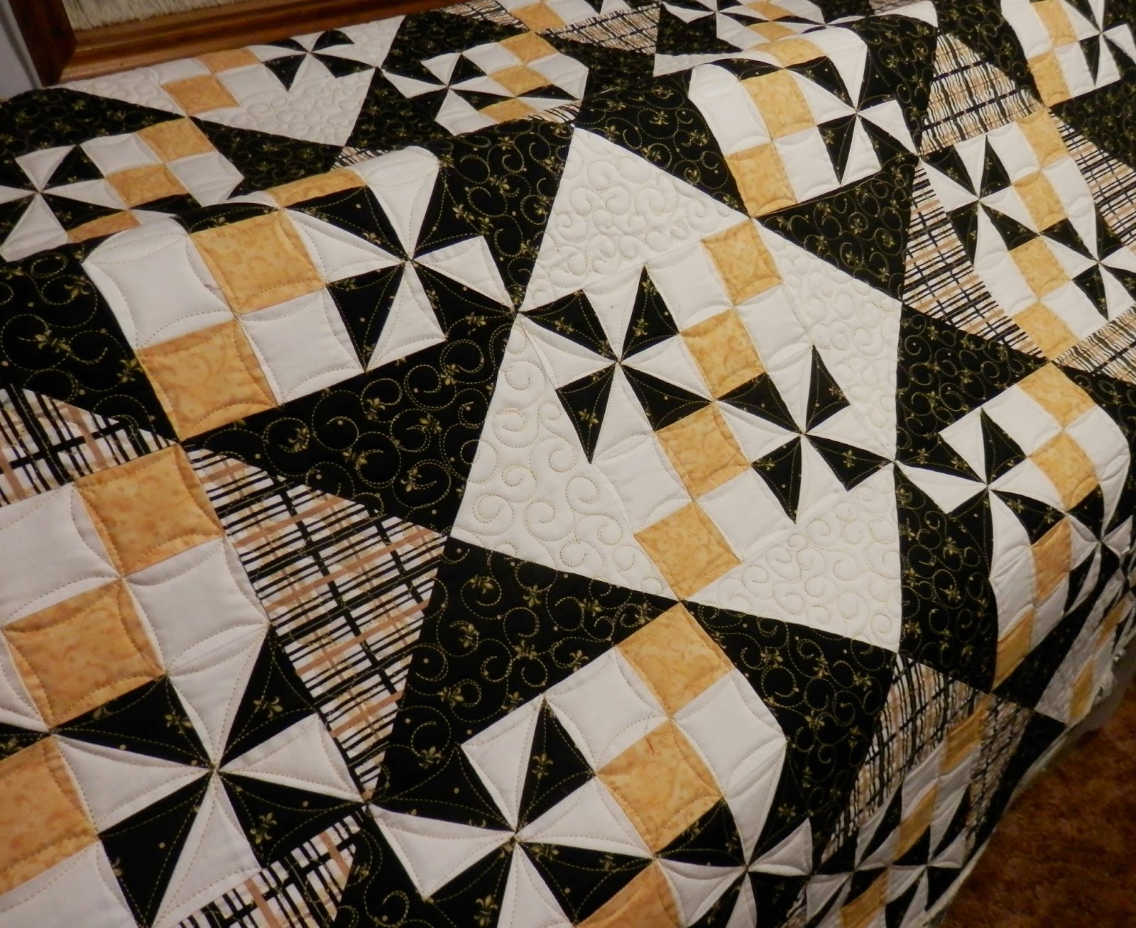 L' FAIR QUILTS: Black and Gold
