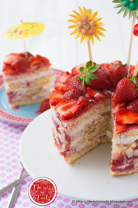 Una torta fragole e rabarbaro, un anno di blog e una vincitrice - Strawberries Rhubarb Cake and First Year Blog Anniversary