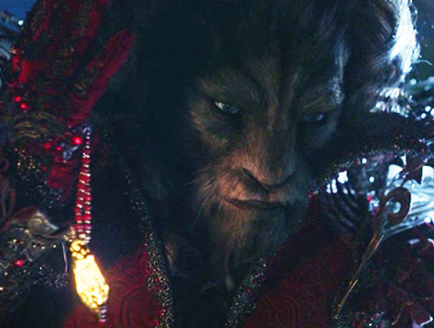 La Bestia (Vincent Cassel) ofreciéndole el collar con el agua mágica a Bella (Léa Seydoux), en La Bella y la Bestia - Cine de Escritor La Bestia (Vincent Cassel) ofreciéndole el collar con el agua mágica a Bella (Léa Seydoux), en La Bella y la Bestia (Léa Seydoux) - Cine de Escritor