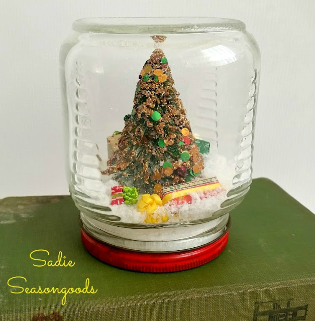 waterless Christmas snowglobes - featured at KnickofTime.net