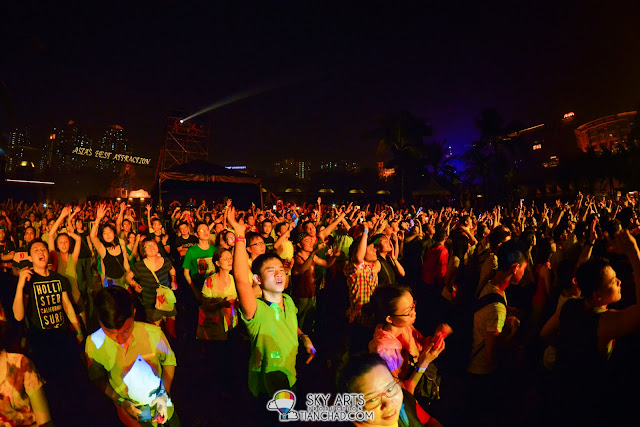 Crowds dancing along during the encore @ OneRepublic Native Live in Malaysia 2013 