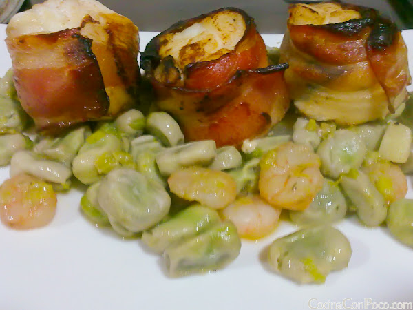 Rape envuelto en crujiente de bacon y salteado de habas Rape envuelto en crujiente de bacon y salteado de habas