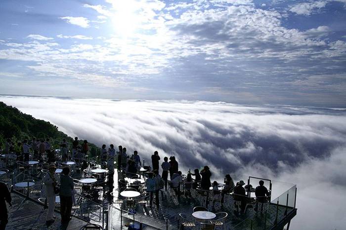 Terrace Unkai – A Magical Place Above the Clouds Located in Japan’s Tomamu Resort, on the island of Hokkaido, the Unkai Terrace is a unique scenic spot perched high atop a mountain peak that is often above the clouds, offering tourists breathtaking views of the white, fluffy sea beneath them.