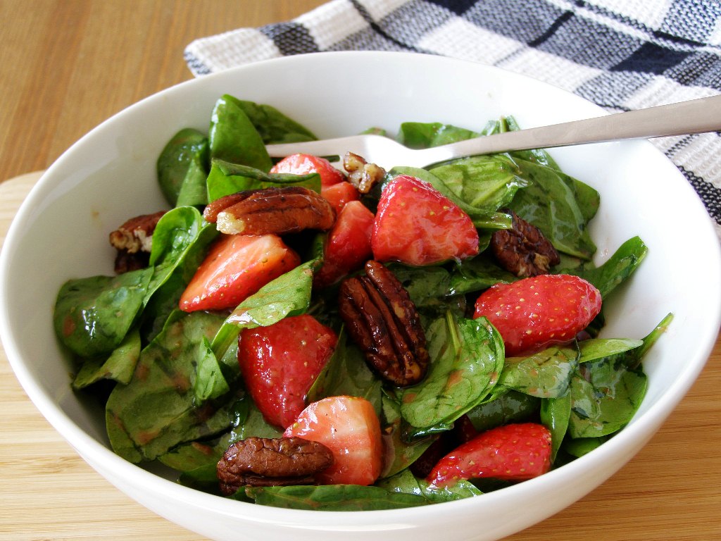 maple•spice: Baby Spinach Salad with Strawberries, Maple Candied Pecans