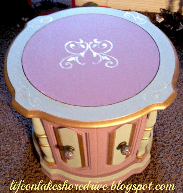 alt="Annie Sloan chalk paint table makeover in emile and duck egg blug with gold gilding wax"
