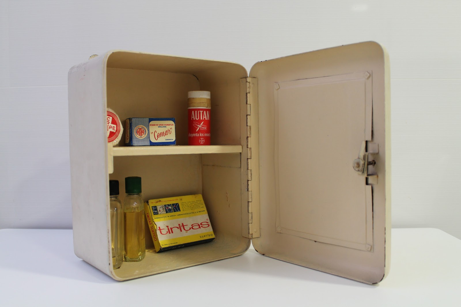Vintagería: Antiguo botiquín de chapa años 40/50