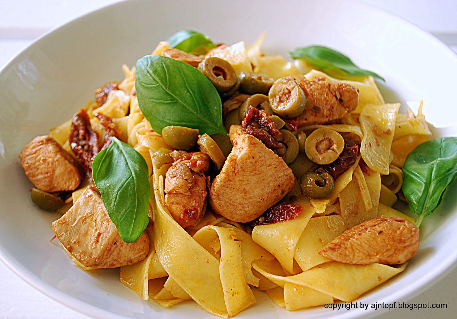 eintopf pappardelle z kurczakiem i suszonymi pomidorami