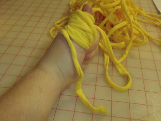 how to roll a ball of yarn with your thumb
