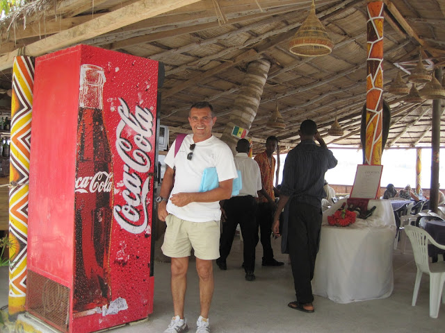 "Chiringuito" a orillas del Lago Retba