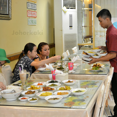 Nasi Padang at Restaurant Garuda in Jakarta, Indonesia Nasi-Padang-Restaurant-Garuda-Jakarta-Indonesia