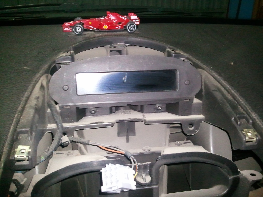 Si os fijáis he soltado el conector de las luces de emergencia para  trabajar mas cómodo. Se hace desbloqueando un patilla lateral y tirando al  mismo tiempo.