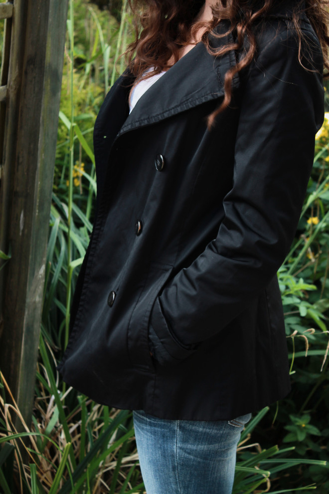look-mode-manteau-noir-top-blanc-jean-craqué-basique