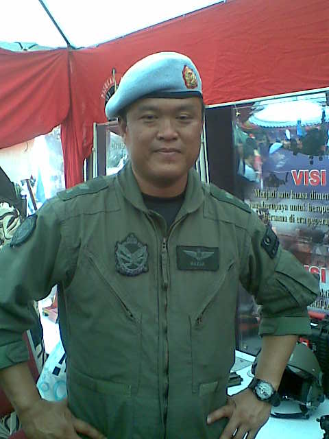 putd co, memberi penerangan semasa pameran ulangtahun tentera darat, Malaysia - 2011 commanding officer PUTD