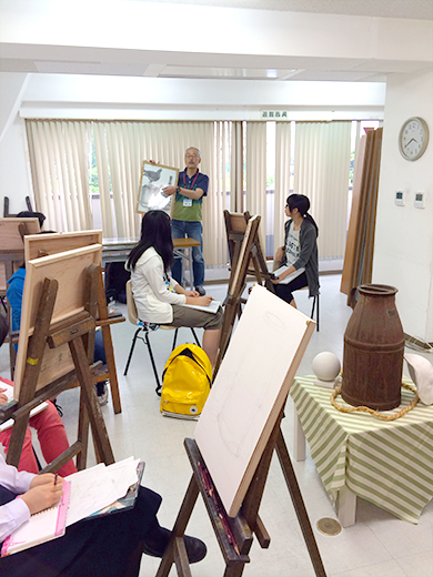 横浜美術学院の中学生教室 美術クラブ のびのび描こう!鉛筆で描く「静物デッサン」2